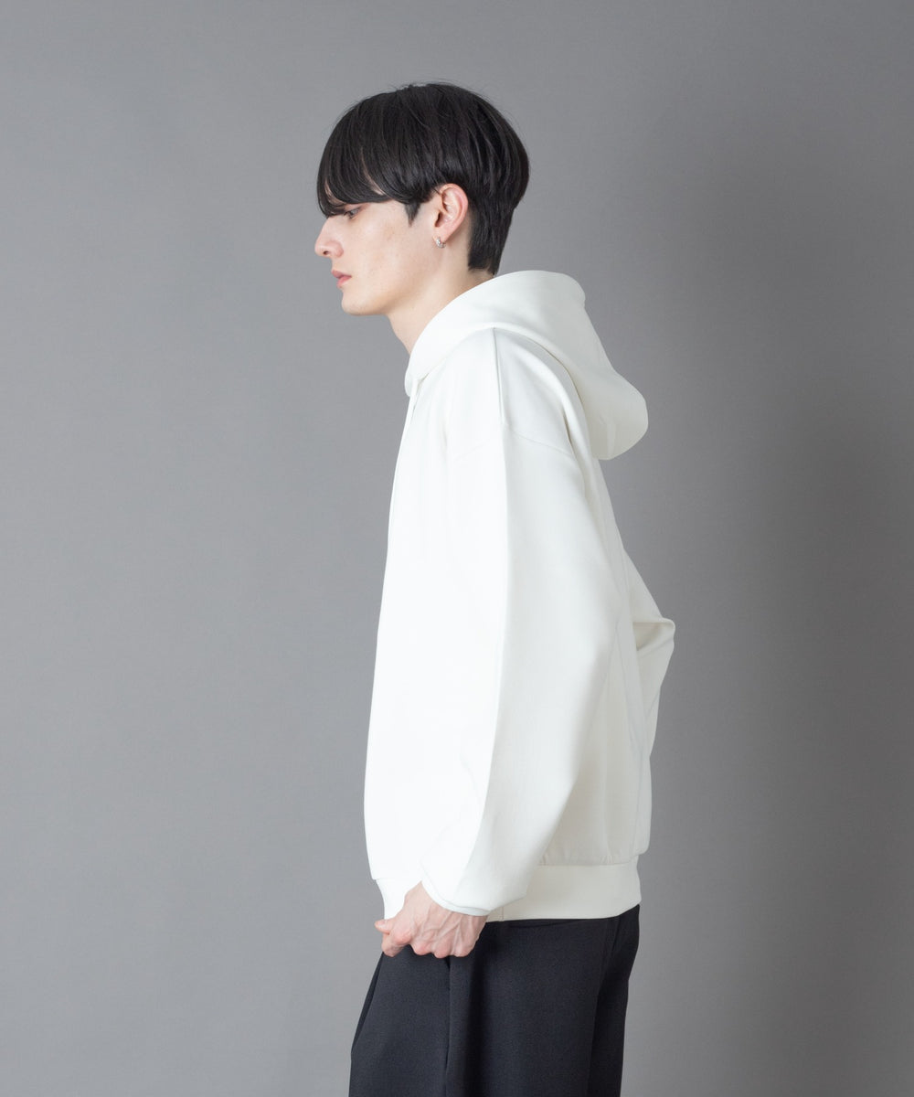 ホワイト モデル：180㎝　L着用