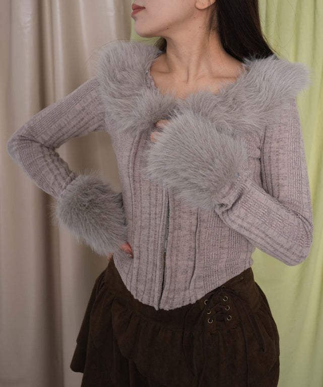 フロントフックFファーカーデ/ベージュ モデル：155cm F着用
