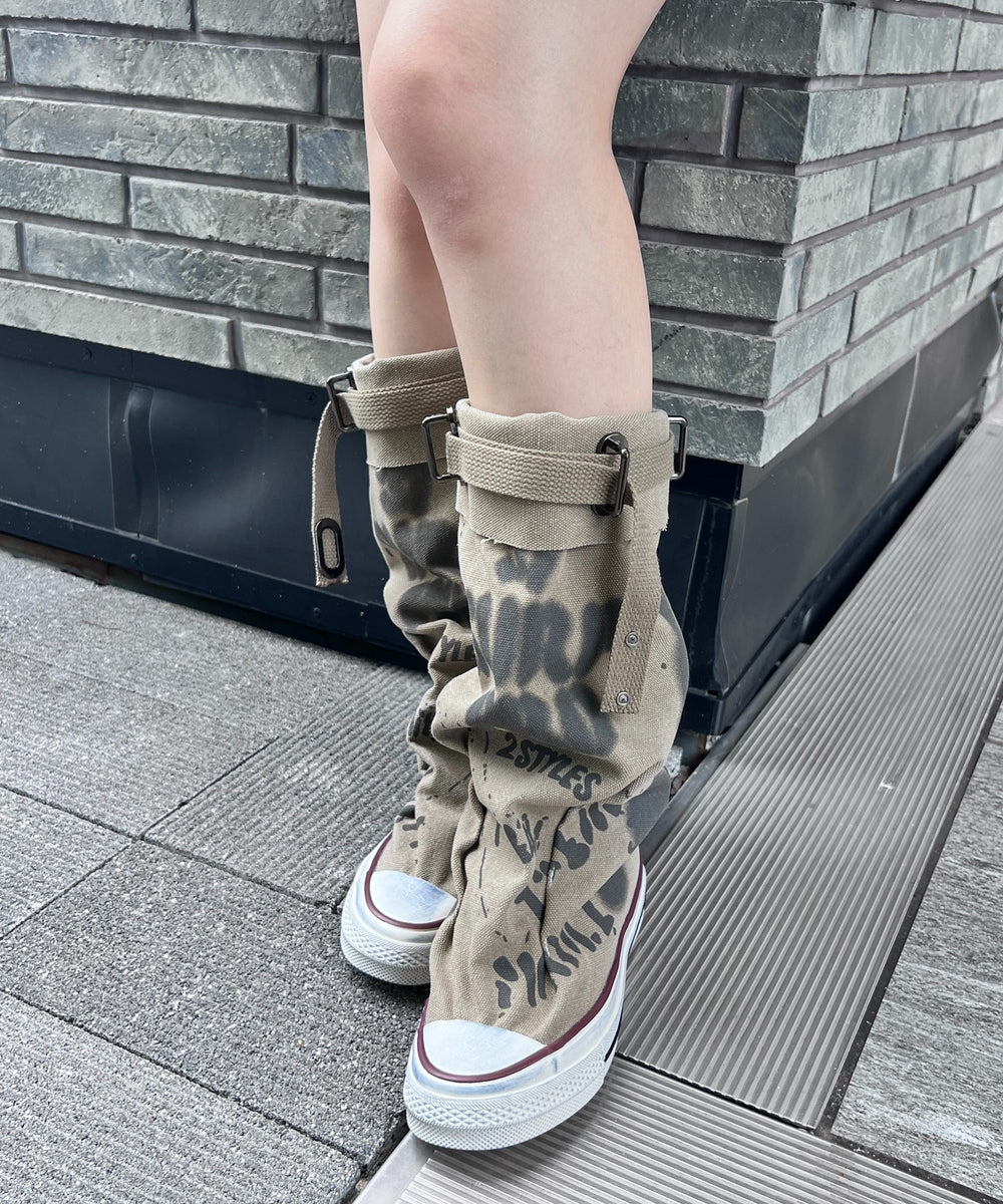カーキ