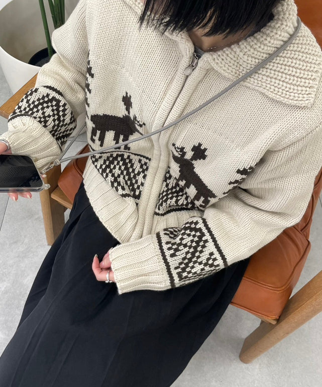 グレー