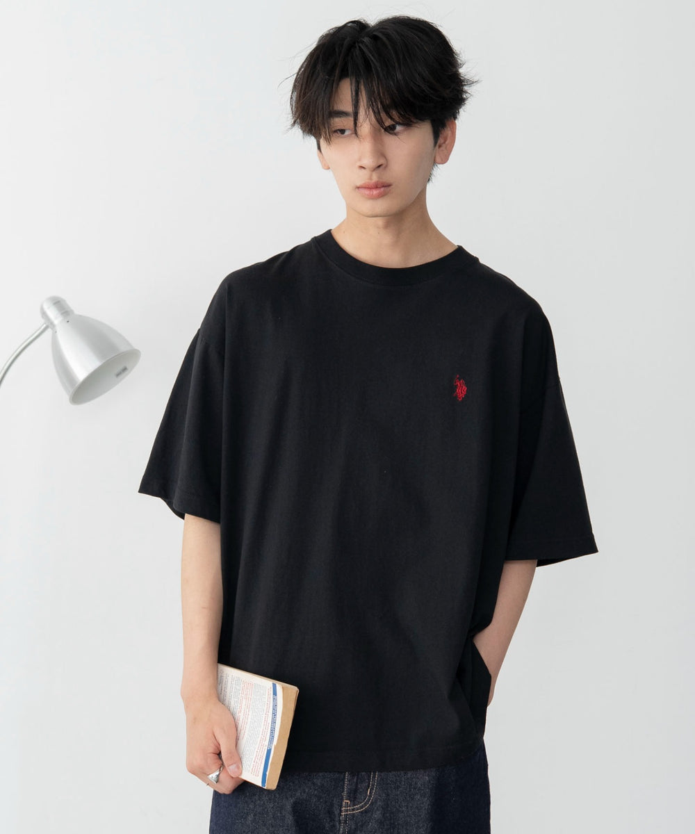 ホワイトボーダー モデル:180cm Lサイズ着用
