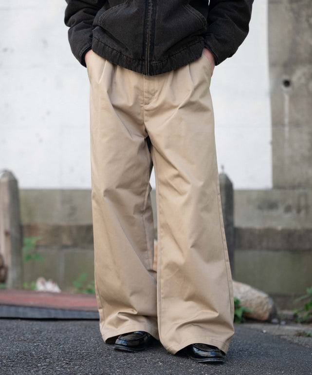 別注RED　KAPタックワイドチノパンツ/ベージュ モデル：180cm L着用