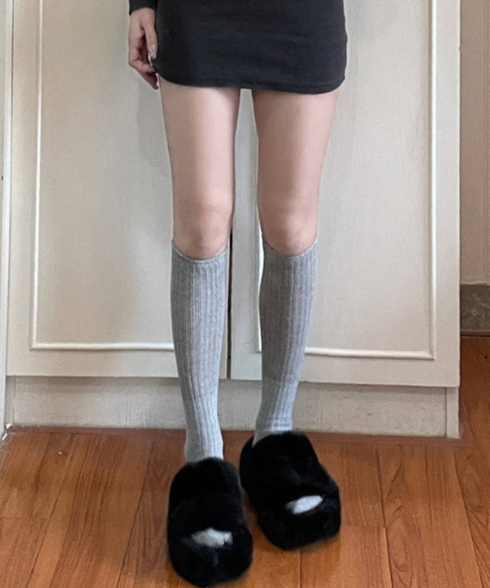 グレー