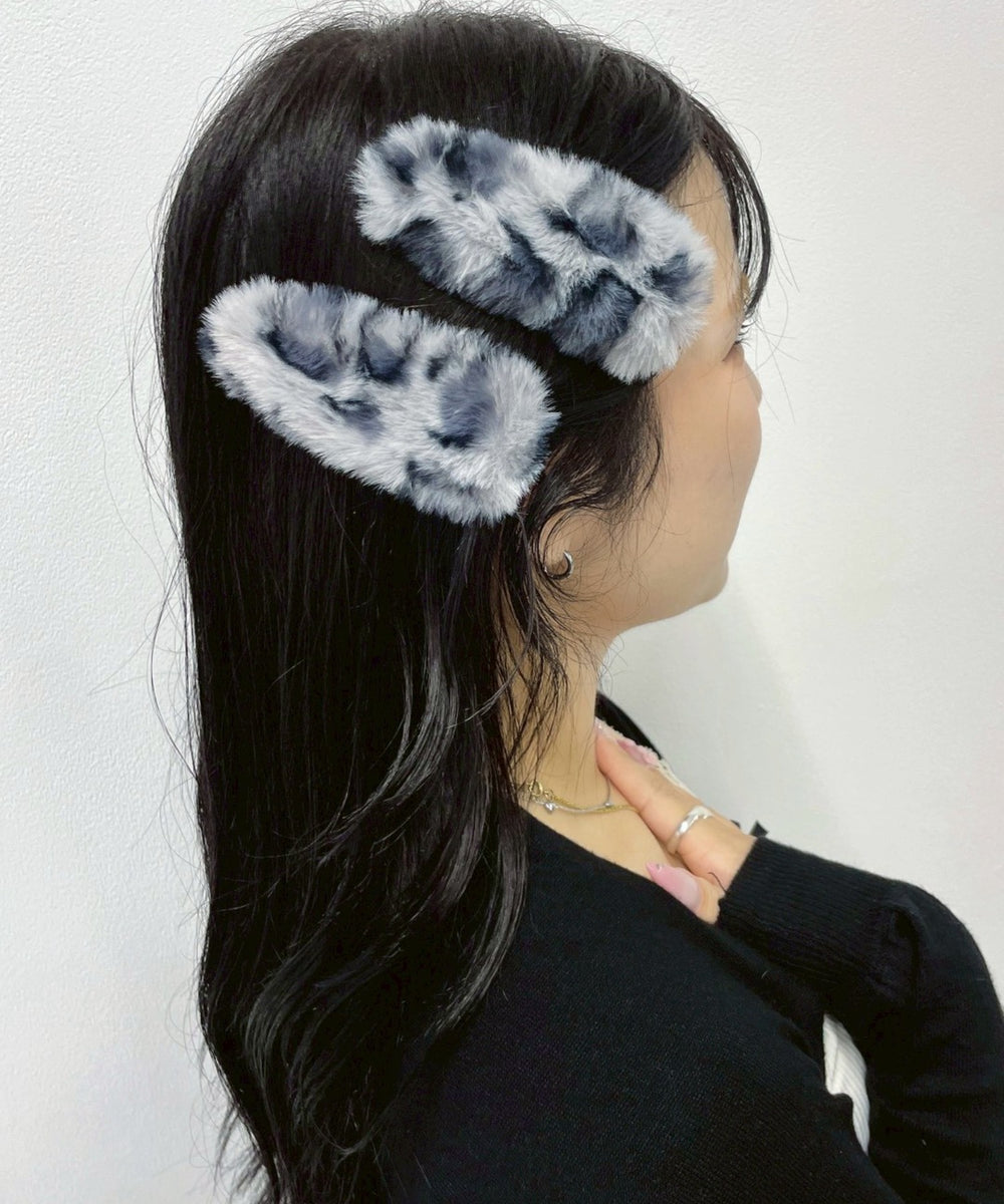 グレー