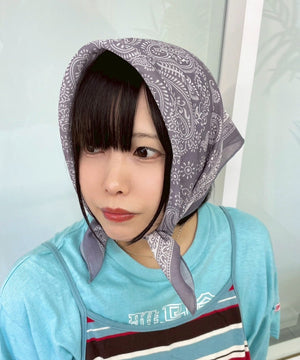グレー