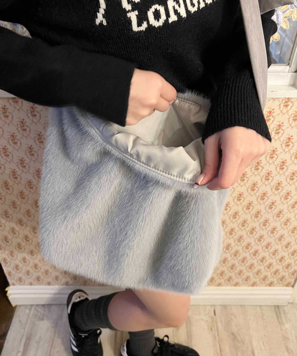 グレー