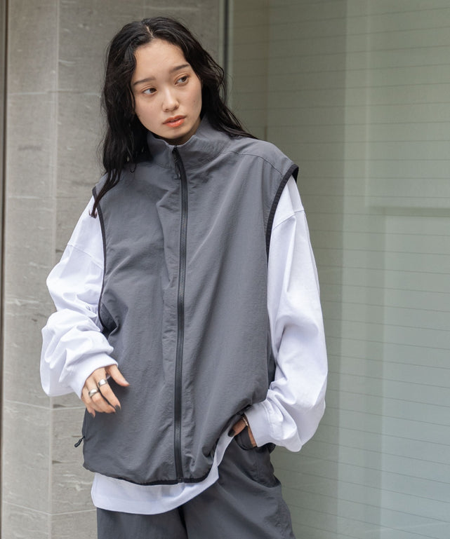 ナイロントラックベスト/Dグレー モデル：161cm L着用