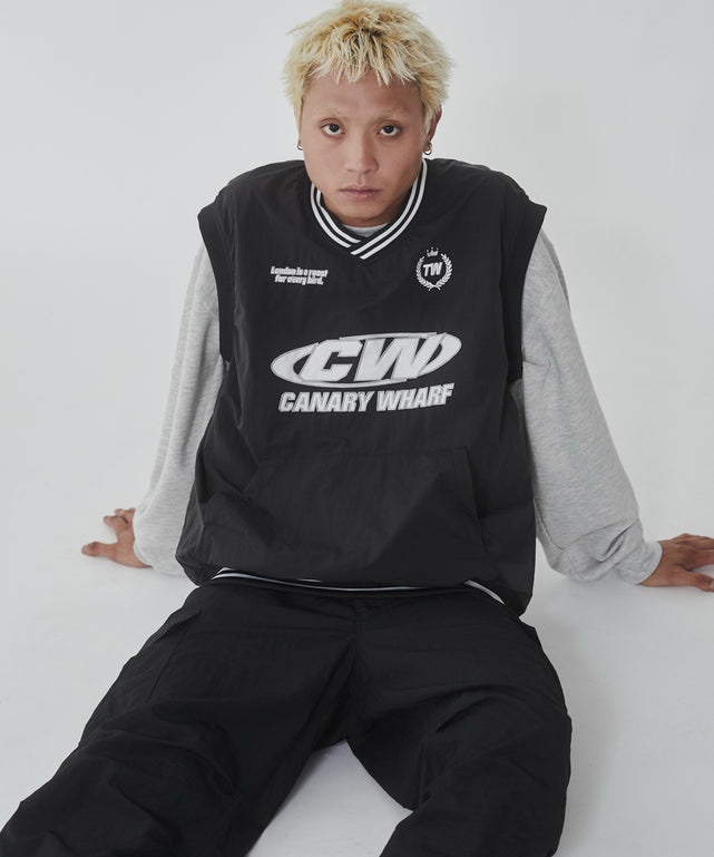 ナイロンVネックベスト/ブラック モデル：178cm L着用