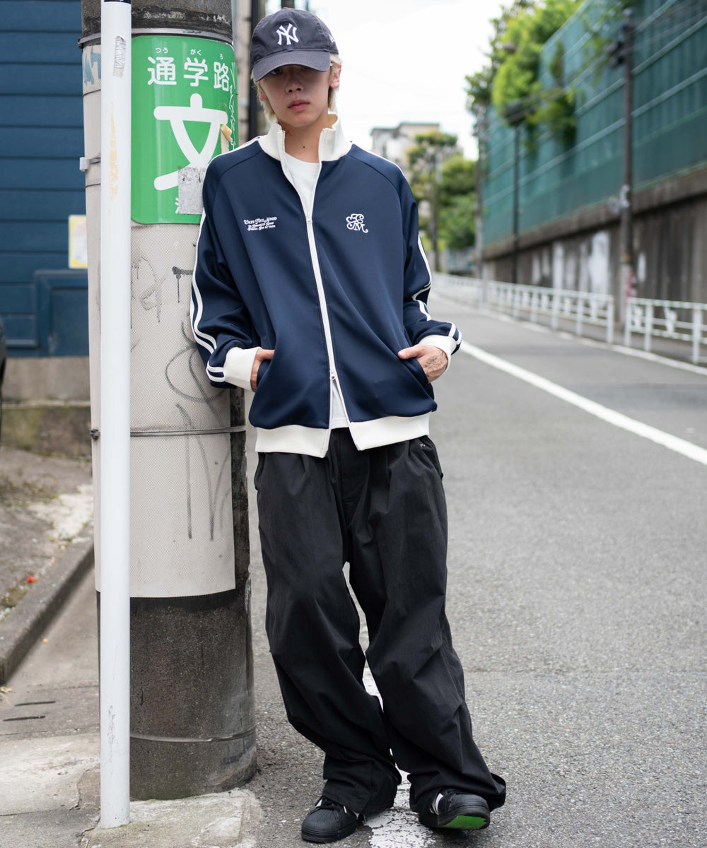ネイビー モデル：175cm L着用