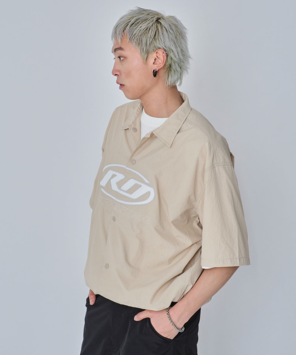 ベージュ　モデル:178cm L着用