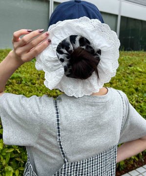 グレー