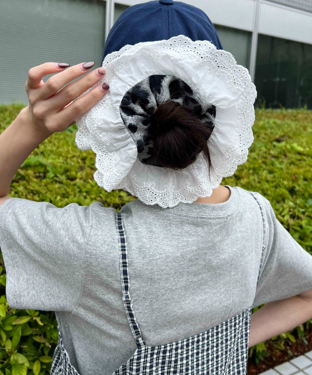 グレー