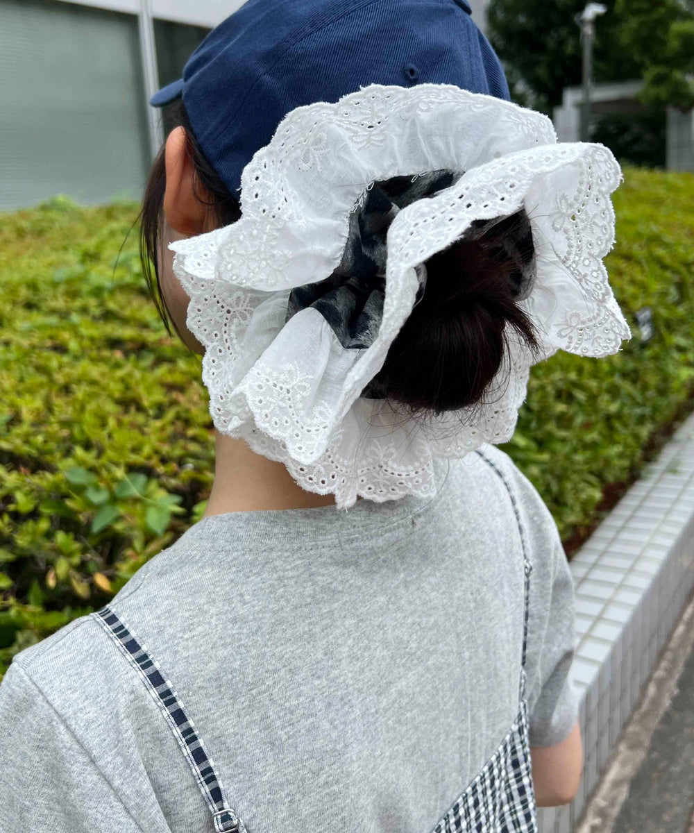グレー