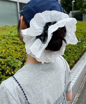 グレー