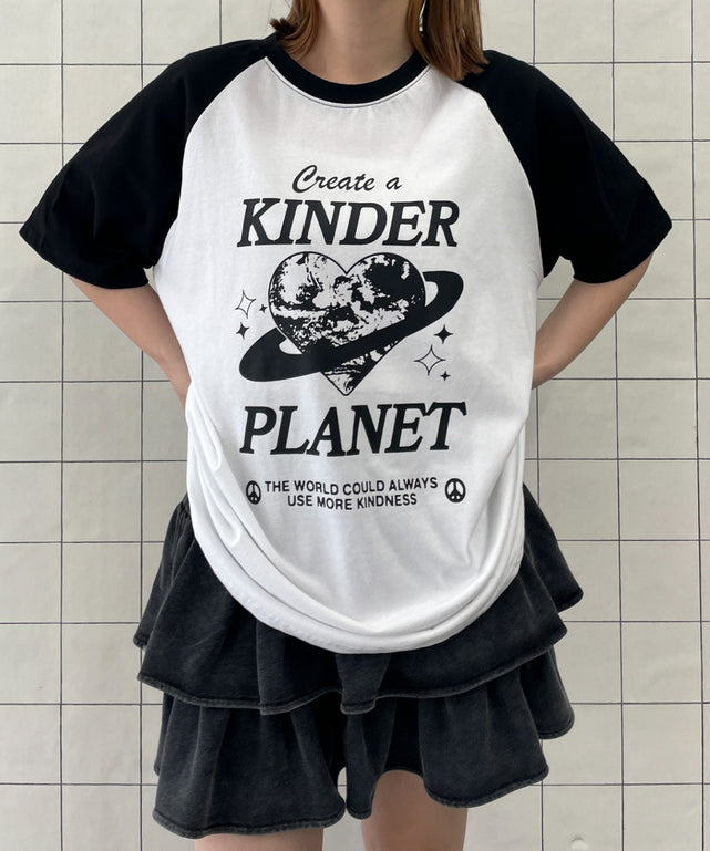 KINDER　PLANETラグランT/ホワイト　モデル:155cm F着用