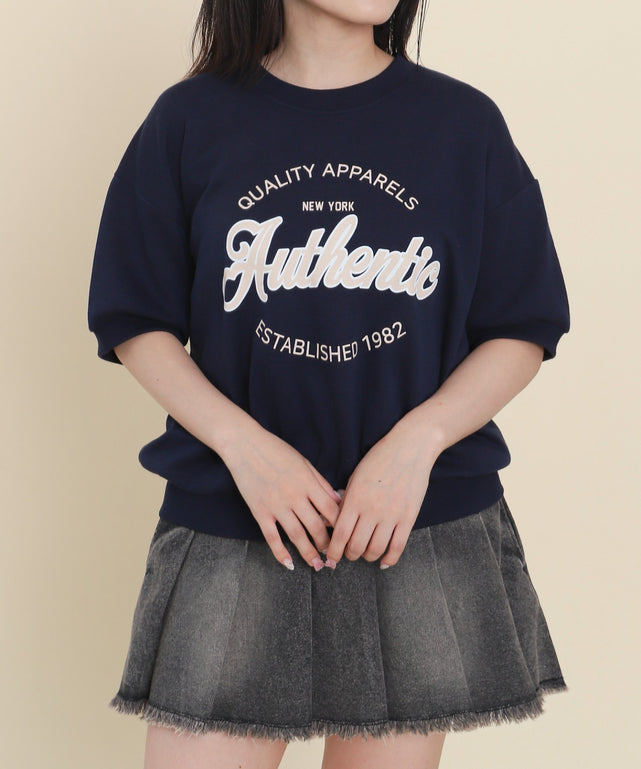 カレッジサークルロゴT/ネイビー モデル：147cm F着用