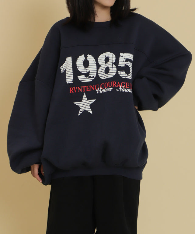1985ロゴビッグスウェット/ネイビー モデル：147cm F着用