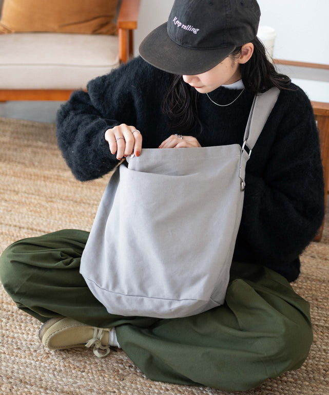 グレー