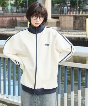 オフホワイト モデル：160cm L着用