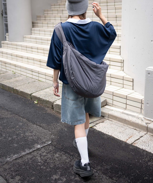 グレー