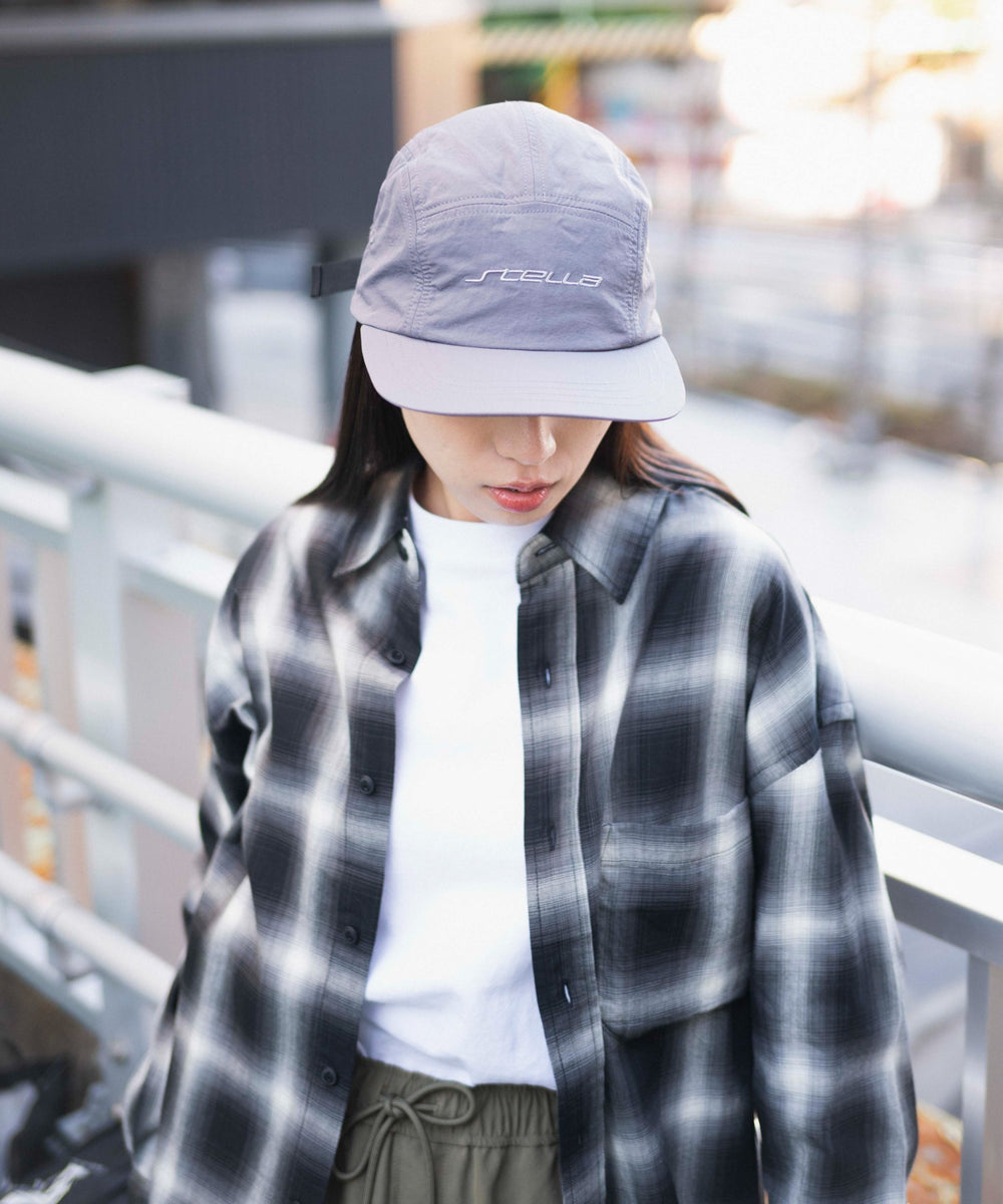 グレー