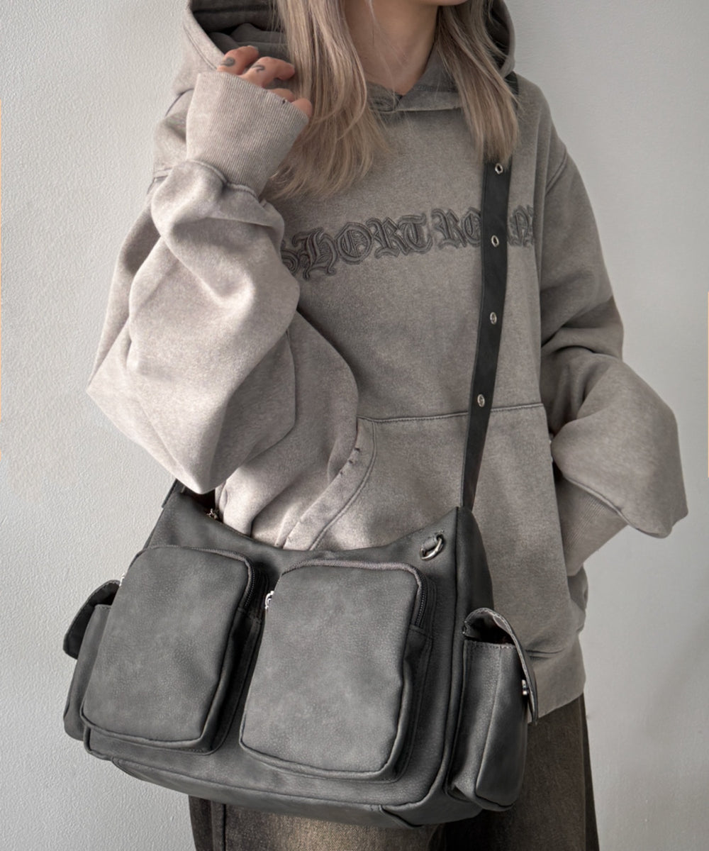 グレー