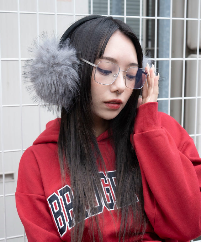 グレー
