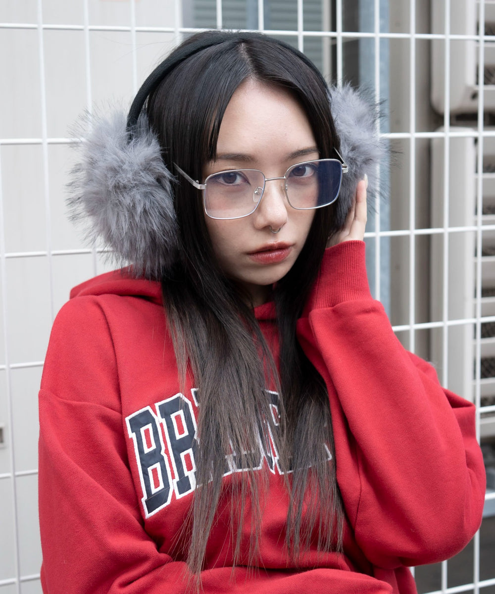 グレー