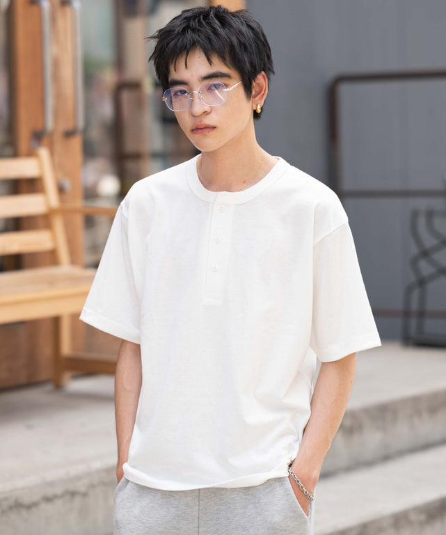 リラックスフィットヘンリーネックT（SS）/ホワイト　モデル：180㎝　L着用
