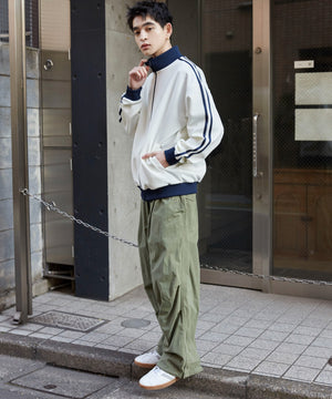 ホワイト 　モデル:180cm L着用
