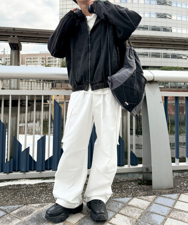 グレー
