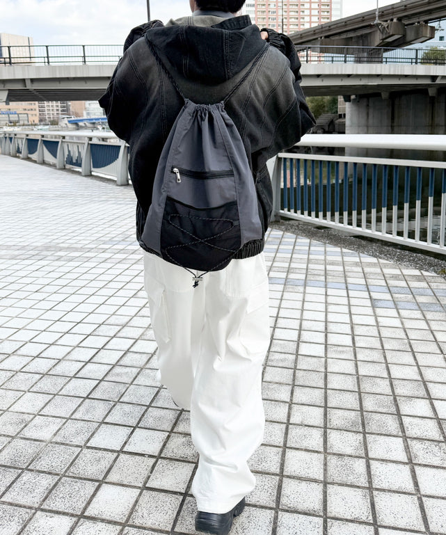 グレー