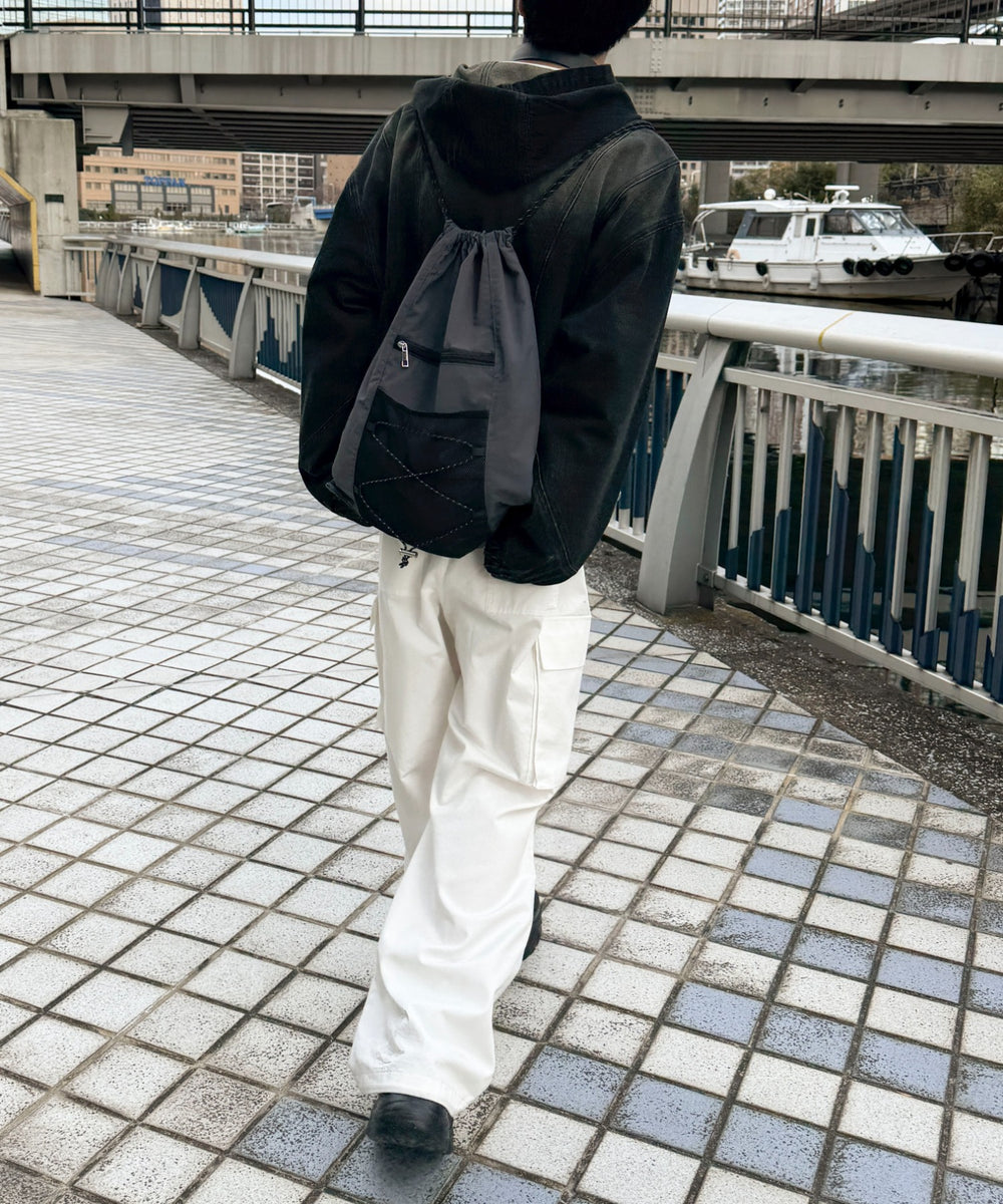 グレー