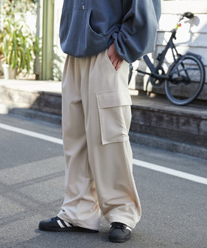 Lベージュ モデル：180cm L着用