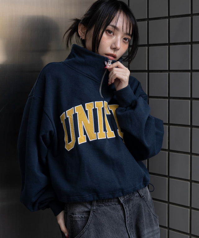 グラフィックハーフジップスウェット/ネイビー モデル：159cm F着用