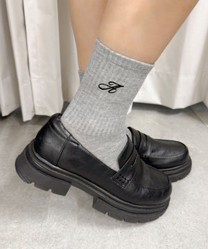 グレー