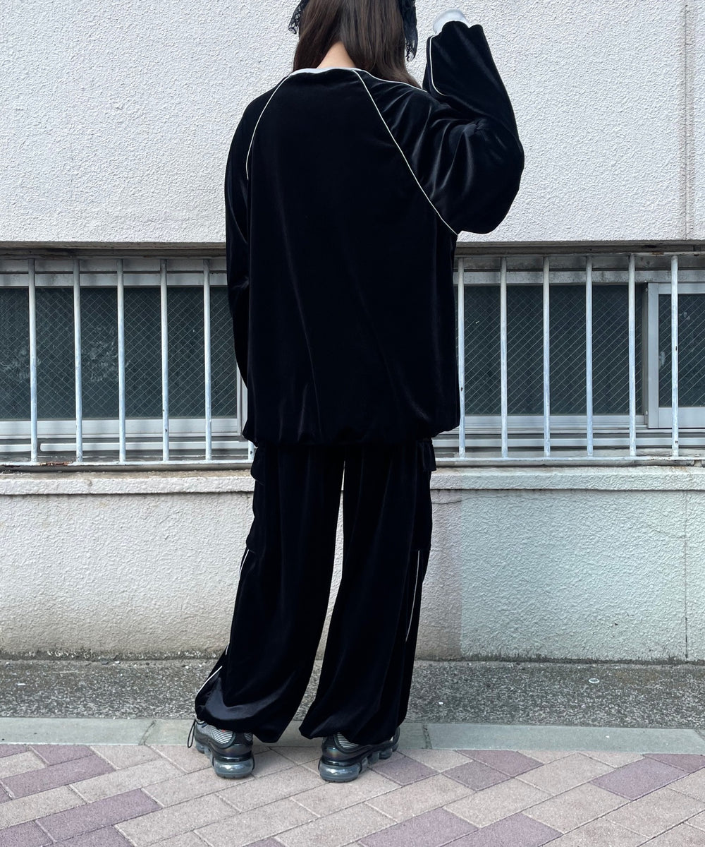 グレー