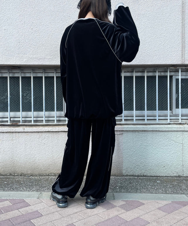 グレー
