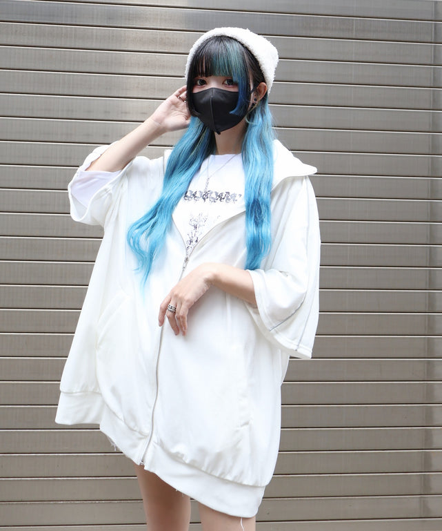 グレー