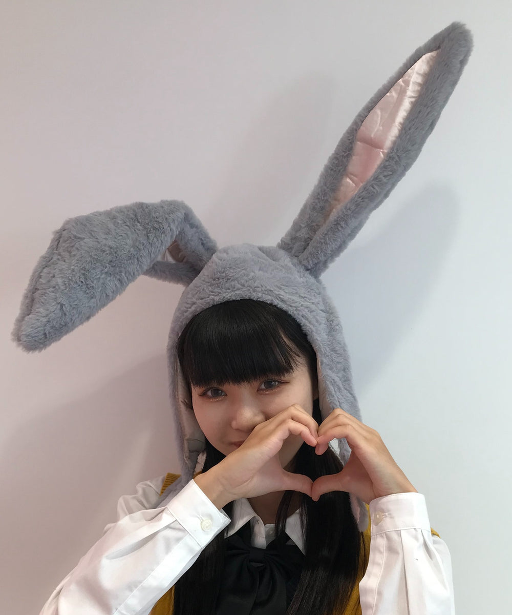 グレー