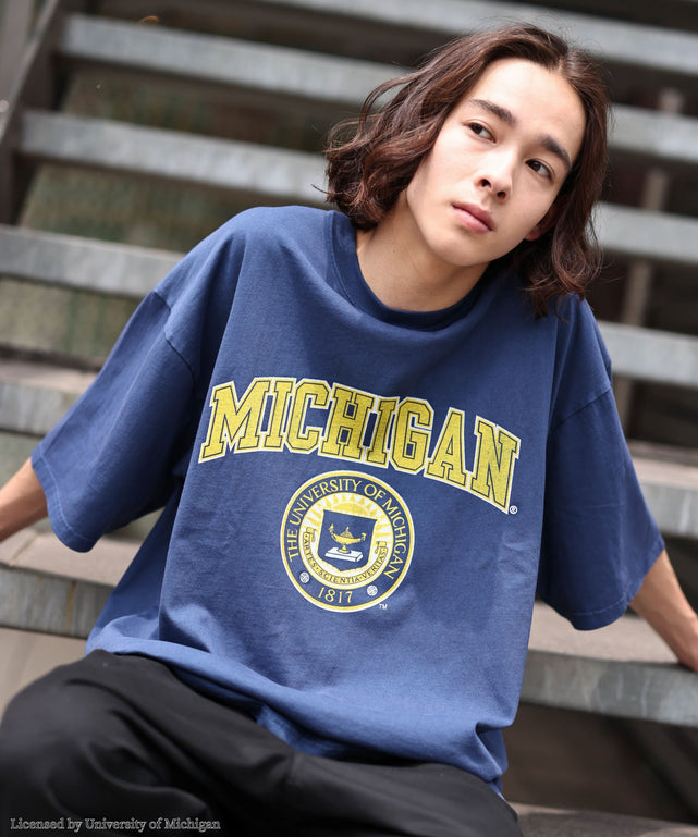 COLLEGE|別注 LOOSE TEE/ネイビー モデル：174㎝ L着用