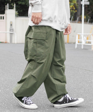 カーキ　モデル:175cm L着用