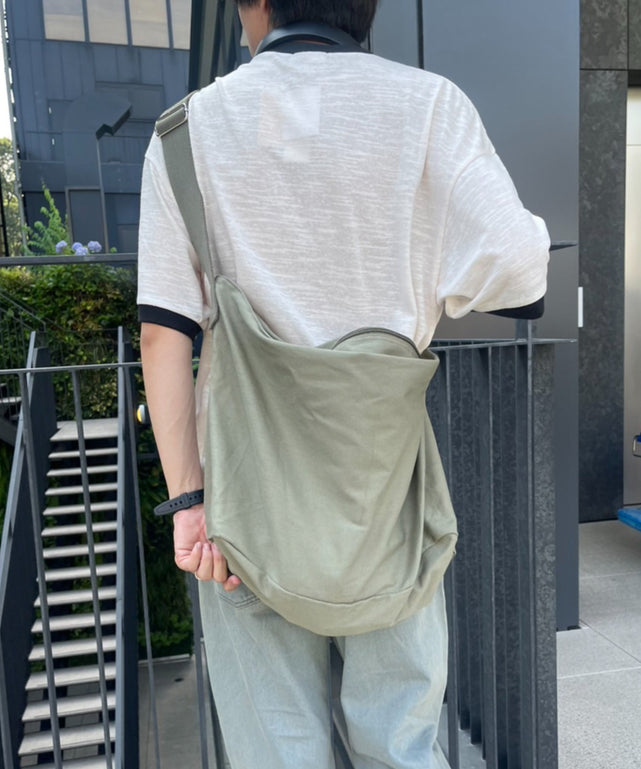 カーキ