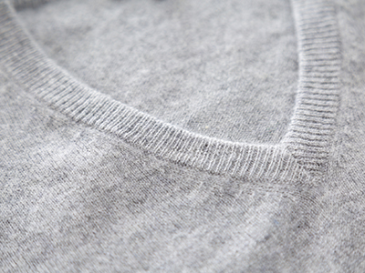 ワイシャツはセーターのネックラインで選ぶ