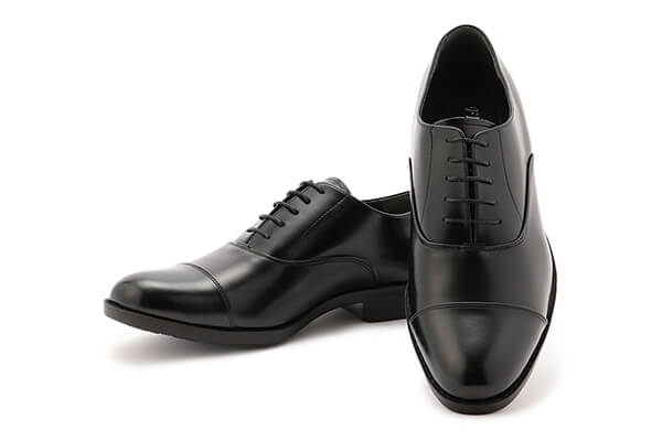 靴は内羽根のストレートチップを