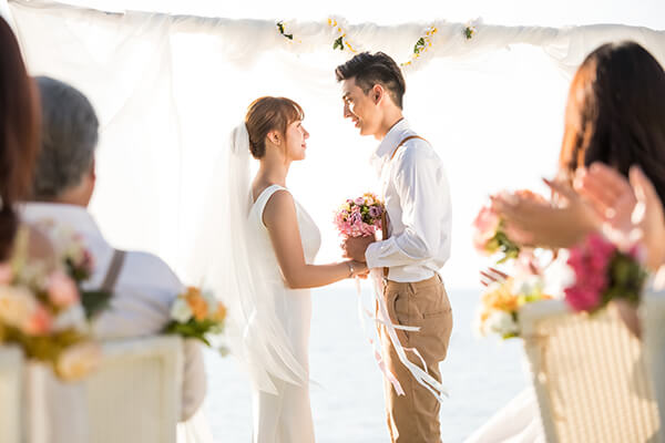 夏の結婚式の服装マナー