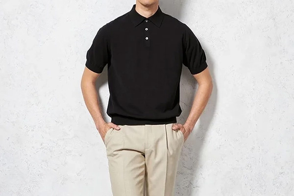 ニットポロを使った上品なオフィスカジュアルコーデ