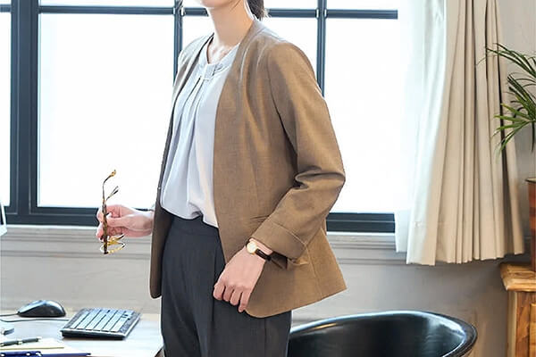 ノーカラージャケットを使ったレディースオフィスカジュアルコーデ
