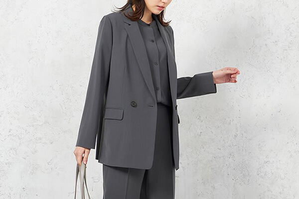 ダブルジャケットを使ったレディースオフィスカジュアルコーデ