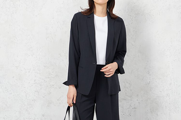 ネイビーのセットアップを使ったオフィスカジュアルコーデ